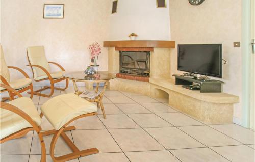 Three-Bedroom Holiday Home in La Tranche sur Mer - image 3