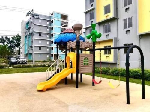 Playground, Caren 8-Spatial Condo Maa 2br fully-furnished wtih unli Pool access near 4 LJ Barbecue & Eatery