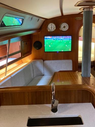 Entire Boat at St Katherine Docks 2 Available select using room options 4