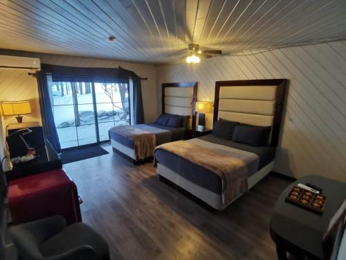 Stoco Lake Lodge Room Type - Deluxe Queen Room