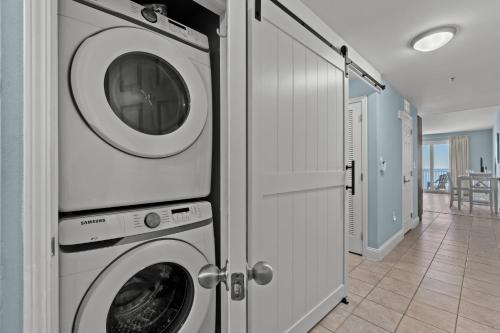 Laketown Wharf Resort #1518 by Book That Condo - image 3