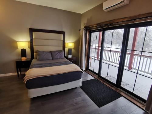 Stoco Lake Lodge Room Type - Queen Room with Balcony