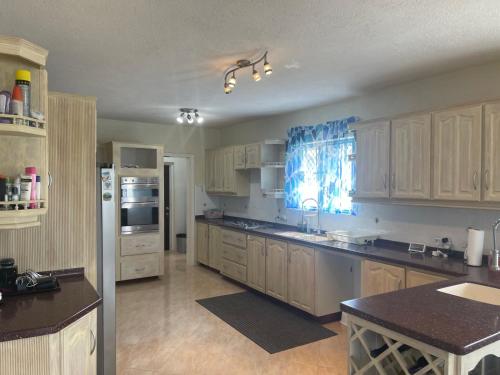 Køkken, 'PARLATUVIER' 4 bedroom ocean view home in Coles Pasture