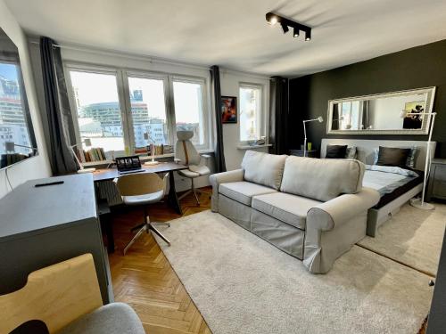 HOLIDAY 4 metro WiFi 70'TV Netflix Disney AppleTV, Varsovia