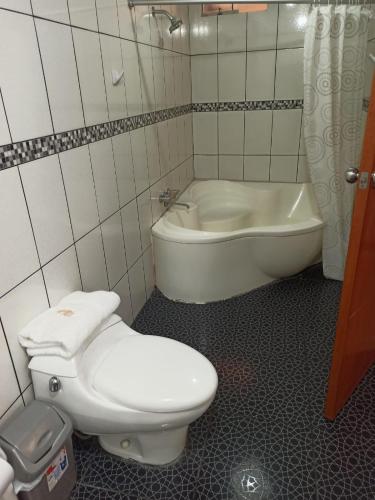 Bathroom, Takora Inn in Tacna