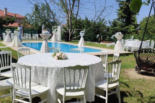 Bayanlara ve ailelerle özel müstakil muhafazakar alkolsüz havuzlu villa