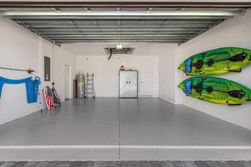 Waterfront getaway FREE heated saltwater pool! - image 3