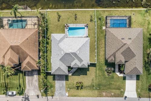 Waterfront getaway FREE heated saltwater pool! - image 4