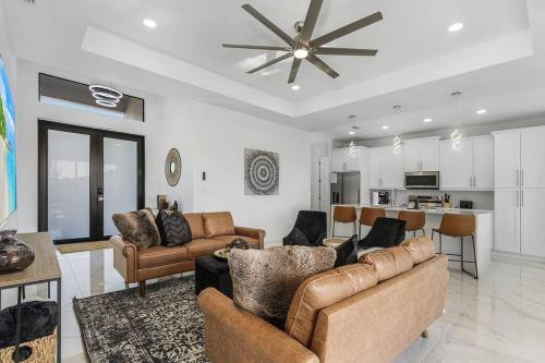 Waterfront getaway FREE heated saltwater pool! - image 5