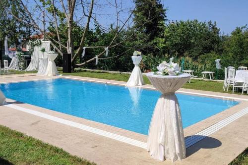 Bayanlara ve ailelerle özel müstakil muhafazakar alkolsüz havuzlu villa