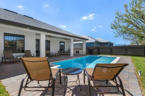 Peaceful retreat FREE heated salt water pool! image