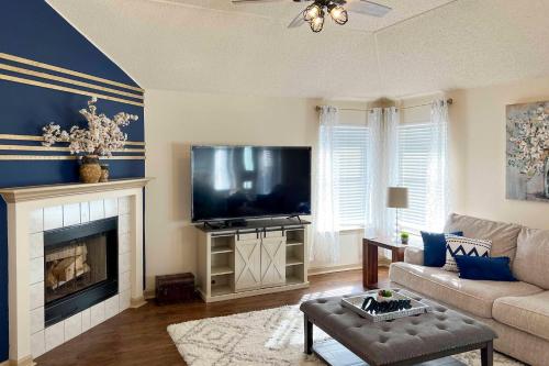 Modern Pflugerville Getaway with Private Pool! in Pflugerville, USA