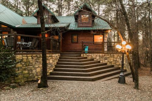 Leaping Lizard Lodge 4 bdrm 3 and a half Bth, Hot tub, Fireplaces, Swing Set, Gameroom in Broken Bow, USA