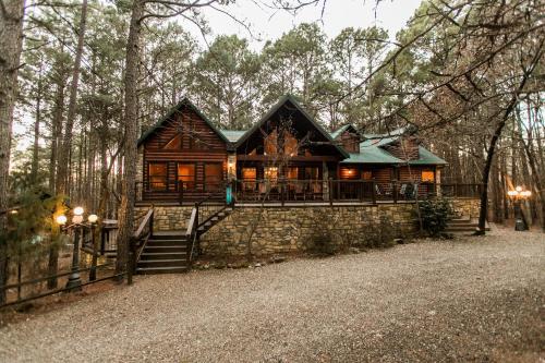 Leaping Lizard Lodge 4 bdrm 3 and a half Bth, Hot tub, Fireplaces, Swing Set, Gameroom in Broken Bow, USA