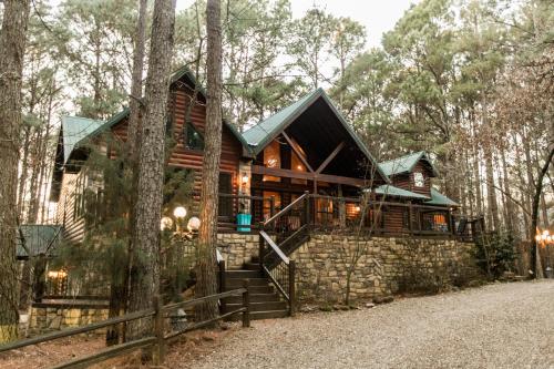 Leaping Lizard Lodge 4 bdrm 3 and a half Bth, Hot tub, Fireplaces, Swing Set, Gameroom in Broken Bow, USA