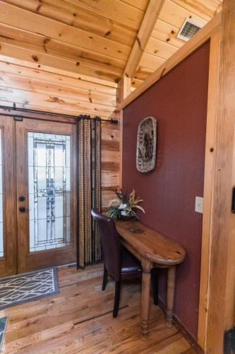 Leaping Lizard Lodge 4 bdrm 3 and a half Bth, Hot tub, Fireplaces, Swing Set, Gameroom in Broken Bow, USA