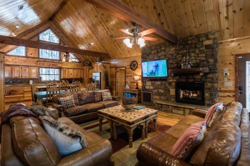 Leaping Lizard Lodge 4 bdrm 3 and a half Bth, Hot tub, Fireplaces, Swing Set, Gameroom in Broken Bow, USA