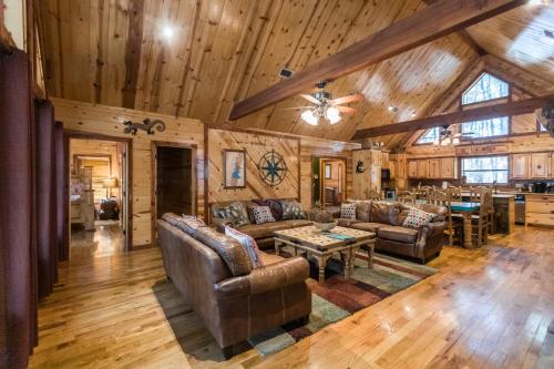 Leaping Lizard Lodge 4 bdrm 3 and a half Bth, Hot tub, Fireplaces, Swing Set, Gameroom in Broken Bow, USA