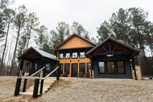 Brand New! Love On The Weekend! 3 Bdrm, 3 and a half Bth, Hot Tub, 2 Fireplaces in Broken Bow, USA