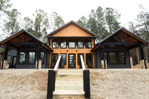 Brand New! Love On The Weekend! 3 Bdrm, 3 and a half Bth, Hot Tub, 2 Fireplaces in Broken Bow, USA