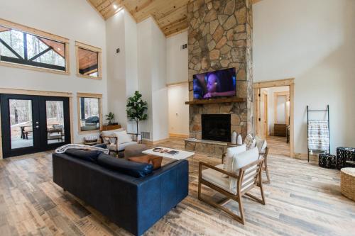 Brand New! Love On The Weekend! 3 Bdrm, 3 and a half Bth, Hot Tub, 2 Fireplaces in Broken Bow, USA