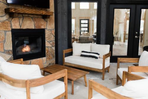 Brand New! Love On The Weekend! 3 Bdrm, 3 and a half Bth, Hot Tub, 2 Fireplaces in Broken Bow, USA