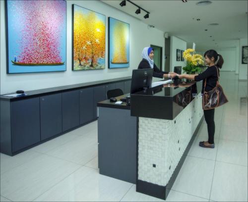 Lobby, Cathayana Hotel Kuantan near Universiti Islam Antarabangsa Cawangan Kuantan