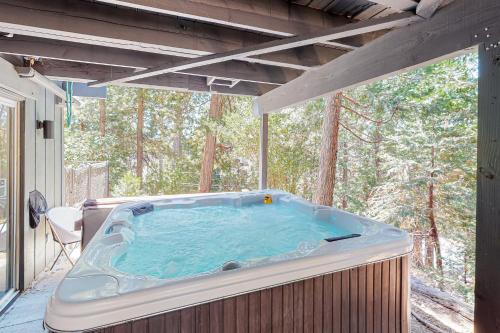 Arrow Frame in Lake Arrowhead, USA