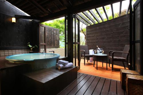 room detail thumbnail 1