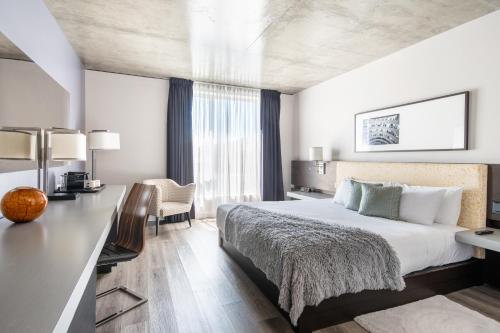 Guestroom, HOTEL10 in Montreal (QC)