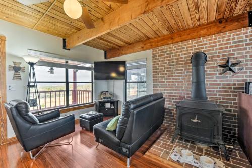 Pet-Friendly Fredericksburg Cabin with Lovely Views in Luckenbach, USA