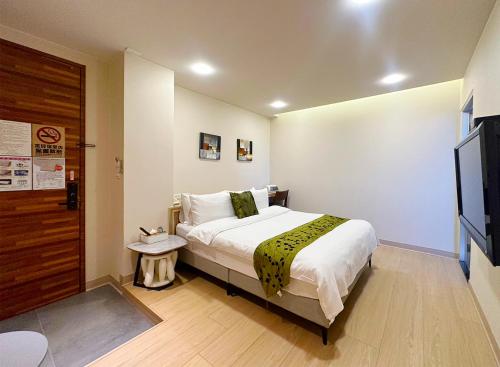 Standard Double Room image 2