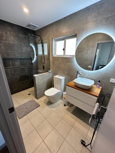 Zuhanyzó, Luxury Holiday Unit 8min walk to Town Center with Boat Parking in Mallacoota