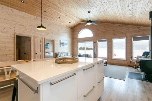 **WATERFRONT**BEAUTIFUL MODERN TOBERMORY COTTAGE in Miller Lake (ON)