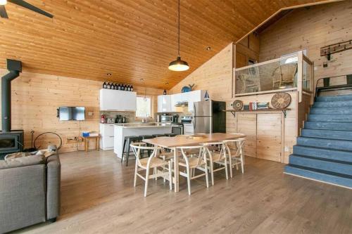 **WATERFRONT**BEAUTIFUL MODERN TOBERMORY COTTAGE in Miller Lake (ON)