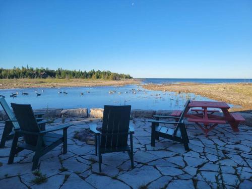 **WATERFRONT**BEAUTIFUL MODERN TOBERMORY COTTAGE in Miller Lake (ON)