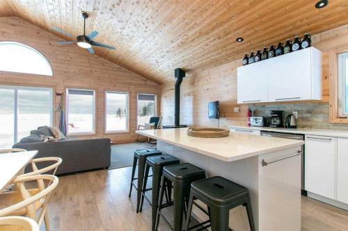 **WATERFRONT**BEAUTIFUL MODERN TOBERMORY COTTAGE in Miller Lake (ON)