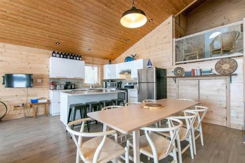 **WATERFRONT**BEAUTIFUL MODERN TOBERMORY COTTAGE in Miller Lake (ON)