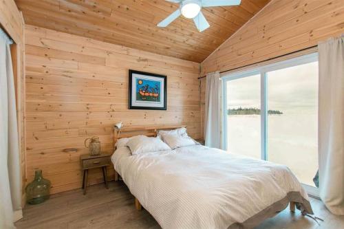 **WATERFRONT**BEAUTIFUL MODERN TOBERMORY COTTAGE in Miller Lake (ON)