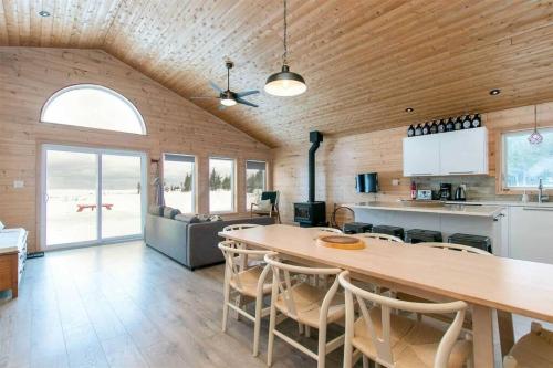 **WATERFRONT**BEAUTIFUL MODERN TOBERMORY COTTAGE in Miller Lake (ON)