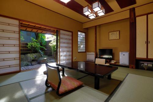 room detail thumbnail 2