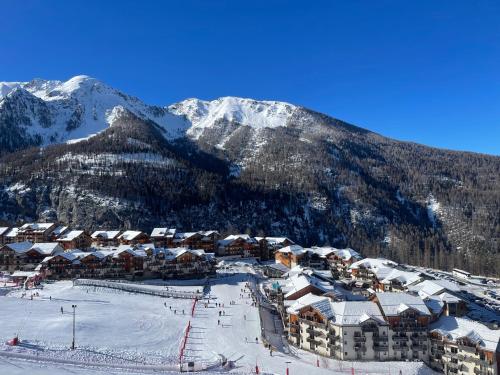 Appt 4 a 6 pers aux pieds des pistes Les terrasses du soleil d or résidence avec piscine Les Orres