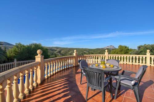 المرافق, Familia by Aguilarent in Ambolo