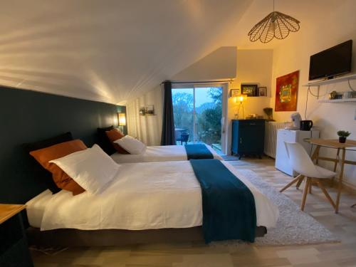 la chambre d hotes de marie indépendante et sa terrasse avec vue panoramique proche alpes mancelles