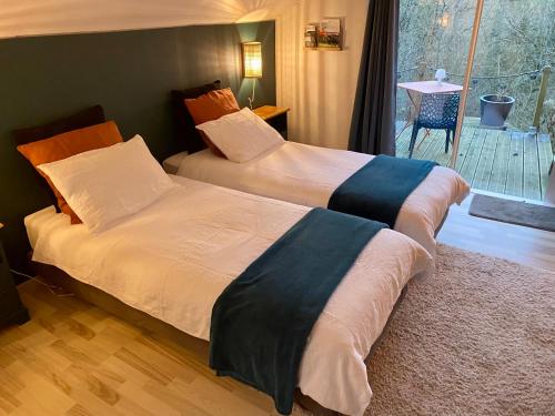 la chambre d hotes de marie indépendante et sa terrasse avec vue panoramique proche alpes mancelles