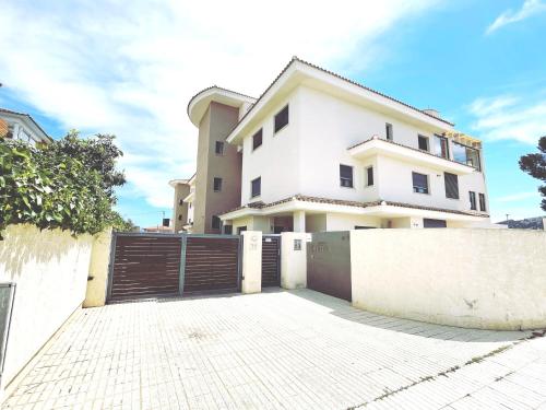 Zunanjost, Cirene Albir in Sant Pere