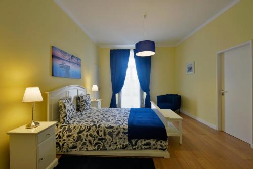 FLH Bairro Alto - Chiado Spacious Flat, Лиссабон