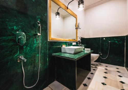 Deluxe Double or Twin Room with Balcony image 2
