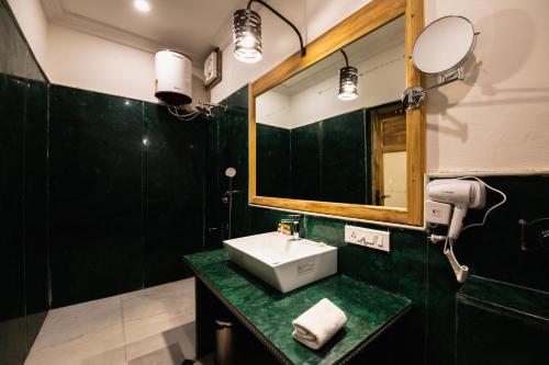 Deluxe Double or Twin Room with Balcony image 1