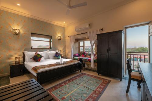 Deluxe Double or Twin Room with Balcony image 6